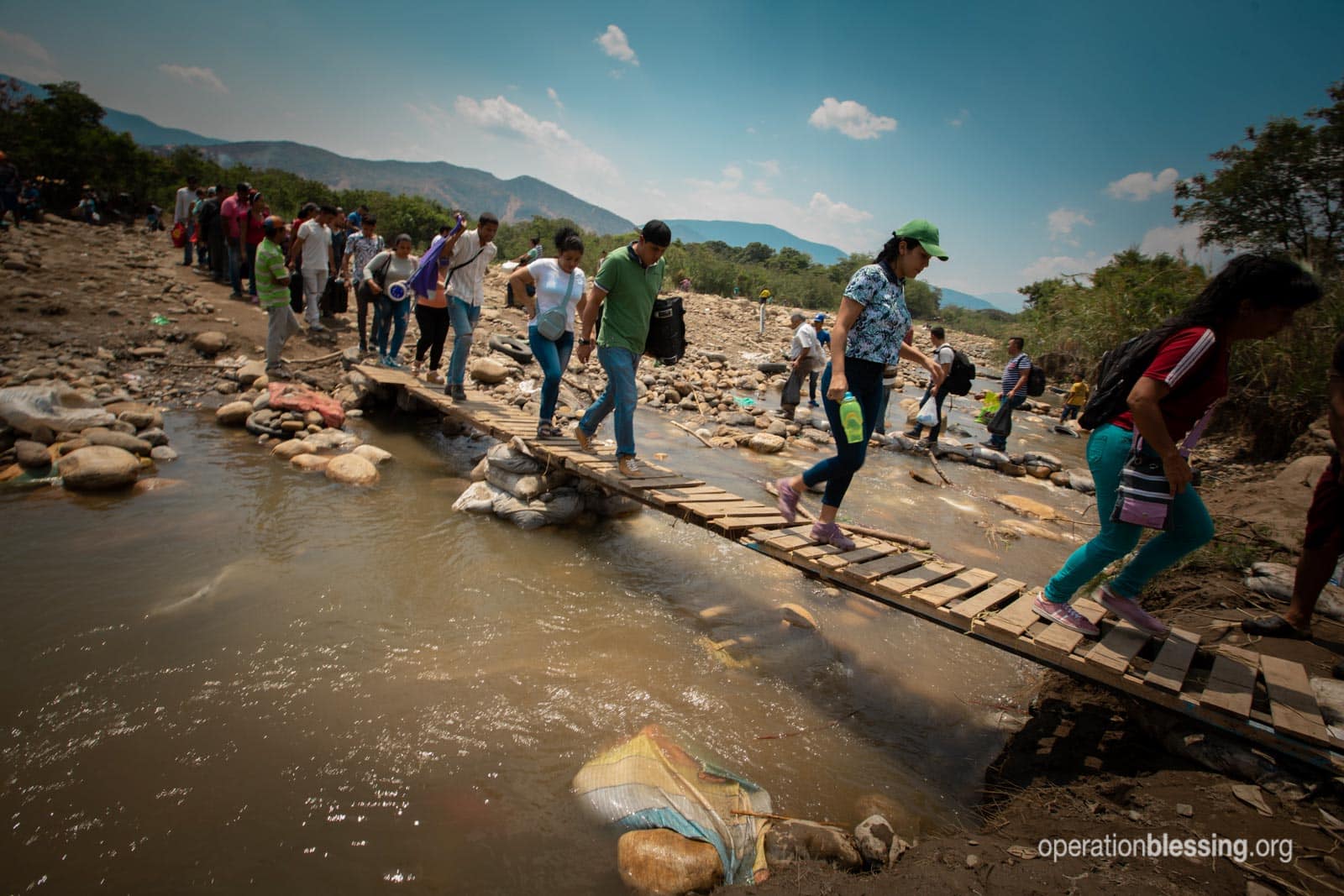 Venezuelan refugees crossing the border.